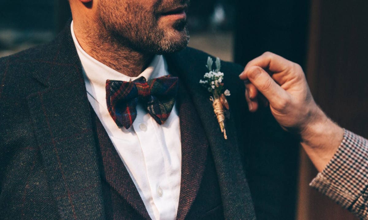 Мужчина с бутоньеркой на пиджаке