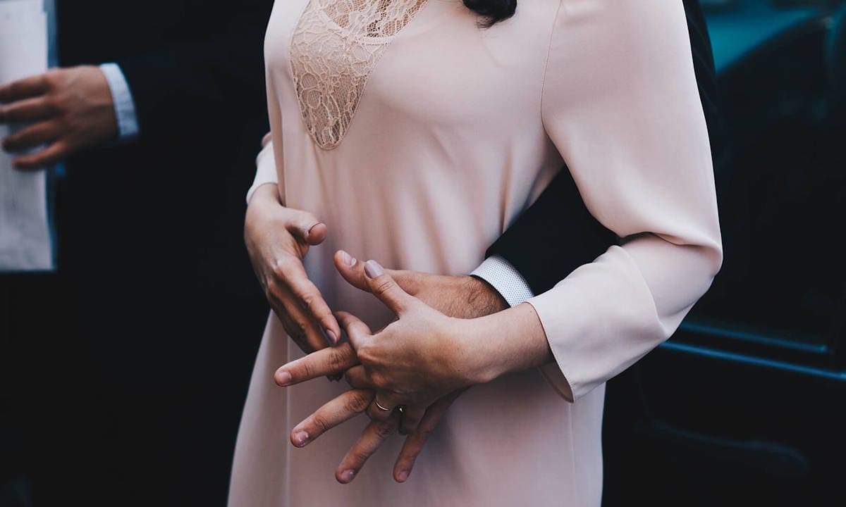 Мужчина обнимает женщину