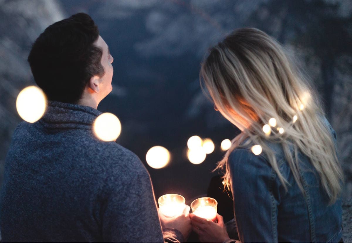 Влюблённые смотрят вдаль