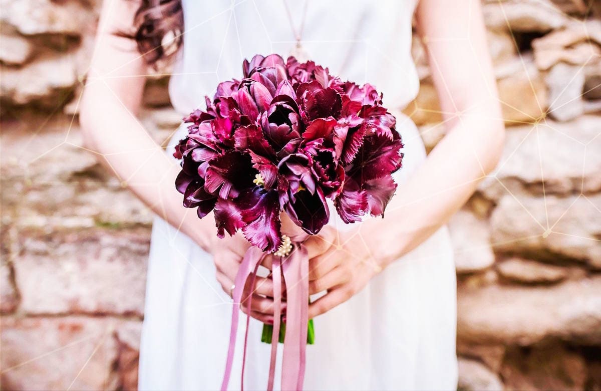 Букет в руках девушки