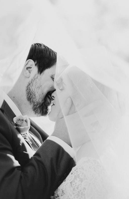 Жених целует невесту