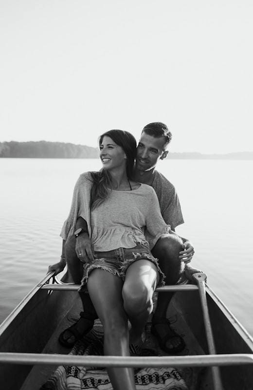 Влюбленные сидят в лодке